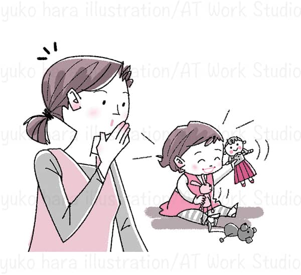 楽しそうに人形遊びをする幼い女の子を見守る保育士を描いたイラスト